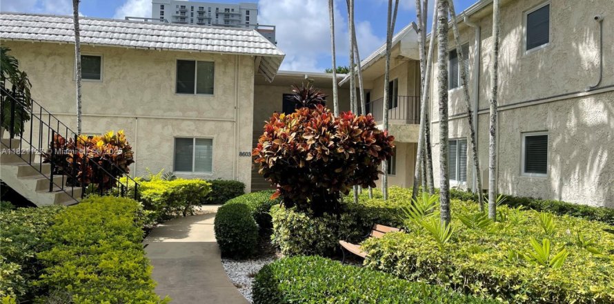 Condominio en Pinecrest, Florida, 1 dormitorio № 1937590