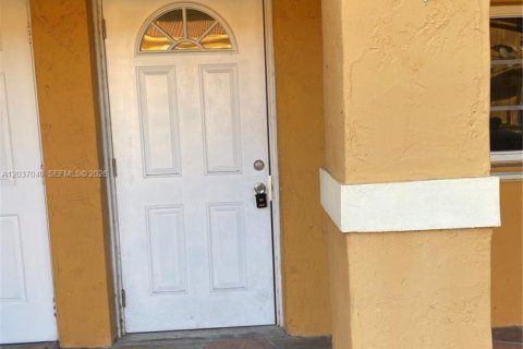 Condominio en alquiler en Hialeah, Florida, 2 dormitorios, 91.97 m2 № 2153992 - foto 3