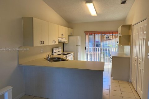 Condominio en alquiler en Hialeah, Florida, 2 dormitorios, 91.97 m2 № 2153992 - foto 4