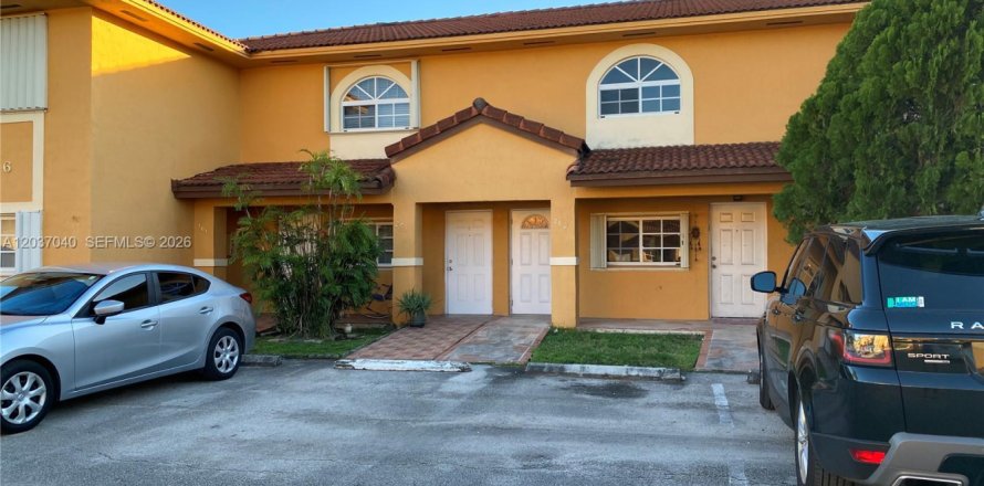 Condominio en Hialeah, Florida, 2 dormitorios  № 2153992
