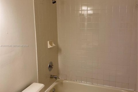 Condominio en alquiler en Hialeah, Florida, 2 dormitorios, 91.97 m2 № 2153992 - foto 7