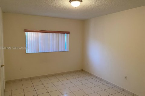Condominio en alquiler en Hialeah, Florida, 2 dormitorios, 91.97 m2 № 2153992 - foto 8