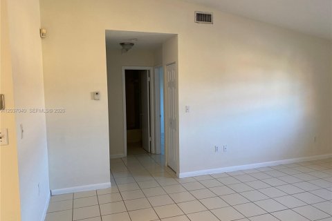 Condominio en alquiler en Hialeah, Florida, 2 dormitorios, 91.97 m2 № 2153992 - foto 6