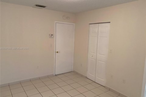 Condominio en alquiler en Hialeah, Florida, 2 dormitorios, 91.97 m2 № 2153992 - foto 9