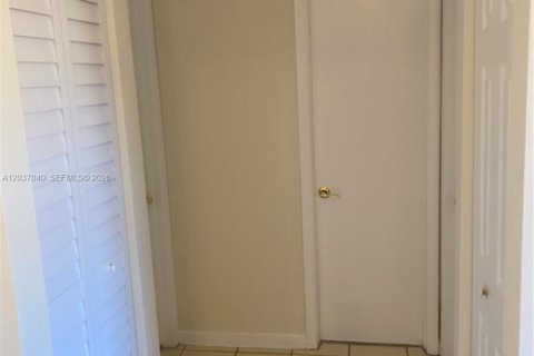 Condominio en alquiler en Hialeah, Florida, 2 dormitorios, 91.97 m2 № 2153992 - foto 13