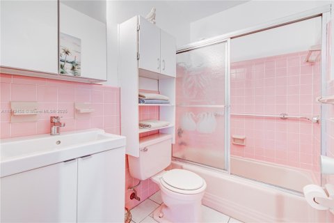 Condominio en venta en Hallandale Beach, Florida, 1 dormitorio, 58.06 m2 № 2022400 - foto 13