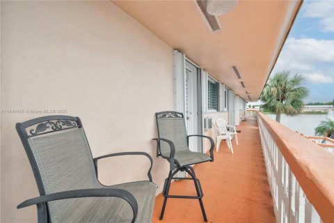 Condominio en venta en Hallandale Beach, Florida, 1 dormitorio, 58.06 m2 № 2022400 - foto 22