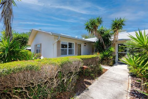 Condominio en Saint Petersburg, Florida, 2 dormitorios № 2100046