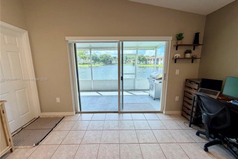 House in Weston, Florida 3 bedrooms, 133.41 sq.m. № 1965635 - photo 11