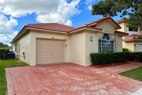 House in Weston, Florida 3 bedrooms, 133.41 sq.m. № 1965635 - photo 3
