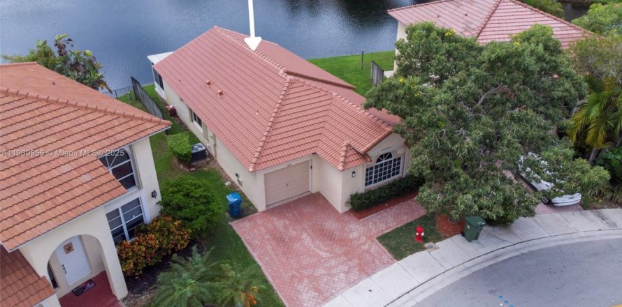 House in Weston, Florida 3 bedrooms, 133.41 sq.m. № 1965635