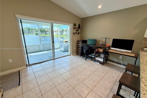 House in Weston, Florida 3 bedrooms, 133.41 sq.m. № 1965635 - photo 10