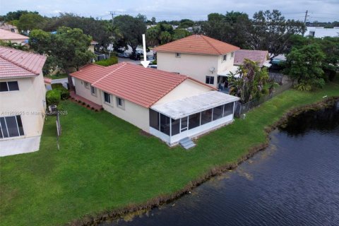 House in Weston, Florida 3 bedrooms, 133.41 sq.m. № 1965635 - photo 2