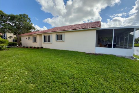 House in Weston, Florida 3 bedrooms, 133.41 sq.m. № 1965635 - photo 22