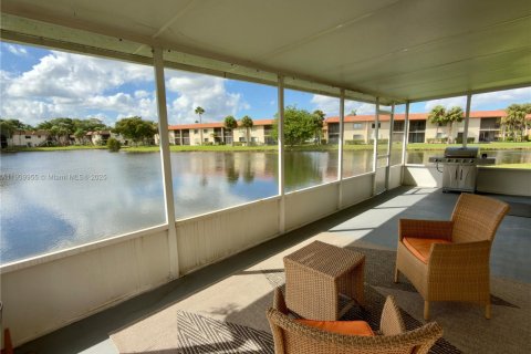 House in Weston, Florida 3 bedrooms, 133.41 sq.m. № 1965635 - photo 13