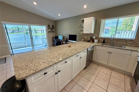 House in Weston, Florida 3 bedrooms, 133.41 sq.m. № 1965635 - photo 9