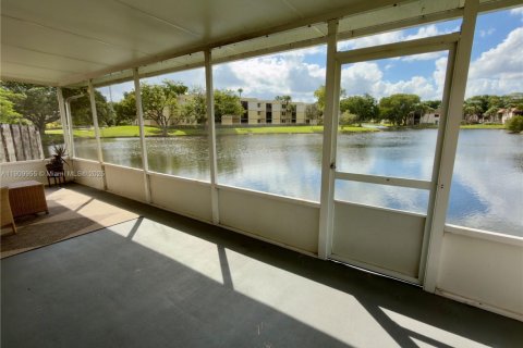 House in Weston, Florida 3 bedrooms, 133.41 sq.m. № 1965635 - photo 12