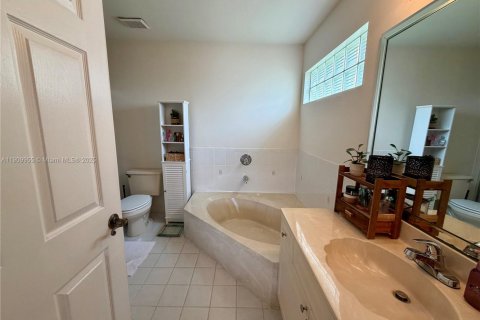 House in Weston, Florida 3 bedrooms, 133.41 sq.m. № 1965635 - photo 17