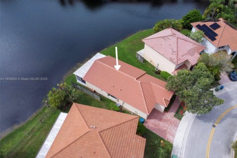House in Weston, Florida 3 bedrooms, 133.41 sq.m. № 1965635 - photo 26