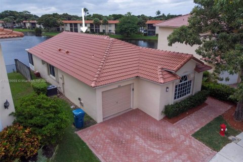 House in Weston, Florida 3 bedrooms, 133.41 sq.m. № 1965635 - photo 25