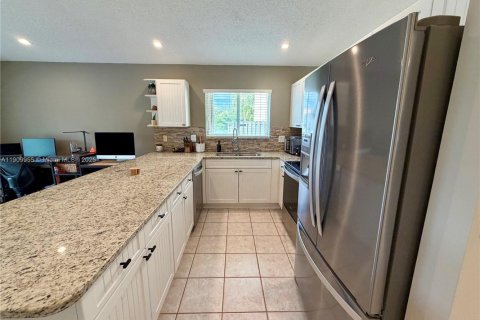 House in Weston, Florida 3 bedrooms, 133.41 sq.m. № 1965635 - photo 8