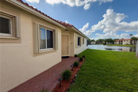 House in Weston, Florida 3 bedrooms, 133.41 sq.m. № 1965635 - photo 23