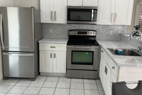 Villa ou maison à vendre à Miami, Floride: 2 chambres, 71.35 m2 № 1966545 - photo 3