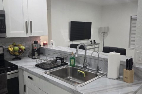 Villa ou maison à vendre à Miami, Floride: 2 chambres, 71.35 m2 № 1966545 - photo 5