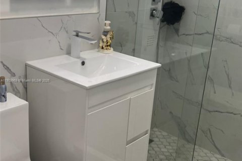 Villa ou maison à vendre à Miami, Floride: 2 chambres, 71.35 m2 № 1966545 - photo 4