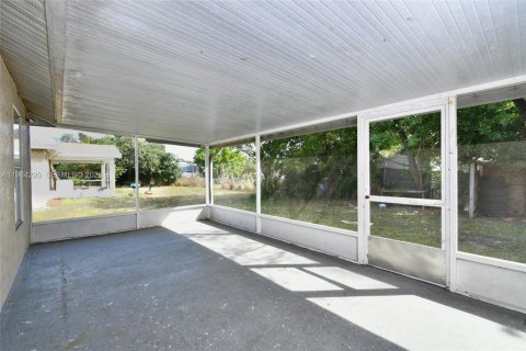 Купить виллу или дом в Лихай-Эйкерс, Флорида 3 спальни, № 2045483 - фото 23