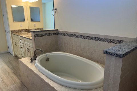 House in Tarpon Springs, Florida 3 bedrooms, 150.32 sq.m. № 2403658 - photo 21
