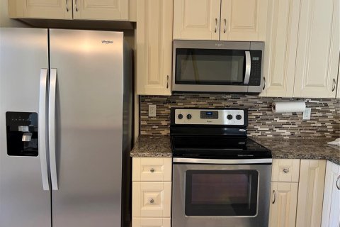 House in Tarpon Springs, Florida 3 bedrooms, 150.32 sq.m. № 2403658 - photo 7