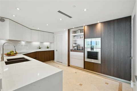Condo in Miami, Florida, 2 bedrooms  № 1841221 - photo 12