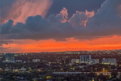 Condo in Miami, Florida, 2 bedrooms  № 1841221 - photo 15