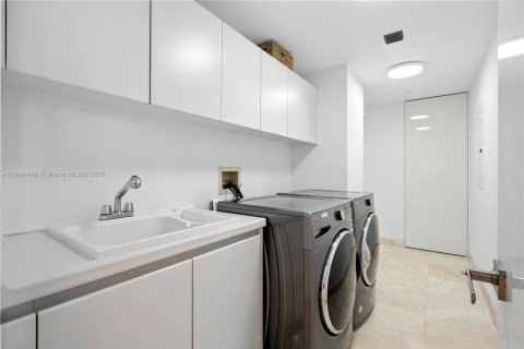 Condo in Miami, Florida, 2 bedrooms  № 1841221 - photo 22