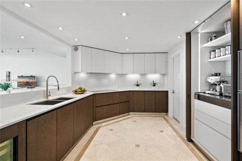 Condo in Miami, Florida, 2 bedrooms  № 1841221 - photo 4
