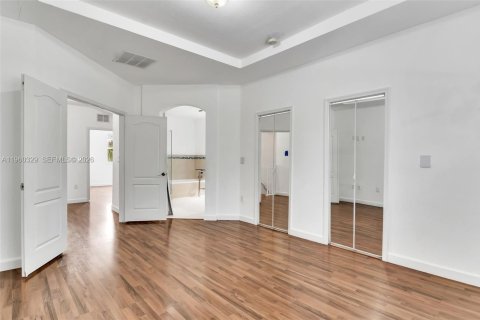 House in Doral, Florida 5 bedrooms, 221.01 sq.m. № 2080727 - photo 23