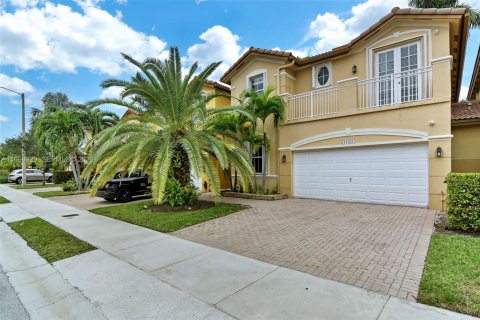House in Doral, Florida 5 bedrooms, 221.01 sq.m. № 2080727
