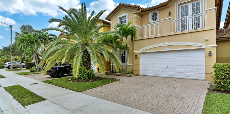 House in Doral, Florida 5 bedrooms, 221.01 sq.m. № 2080727