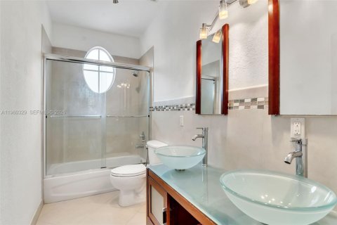 House in Doral, Florida 5 bedrooms, 221.01 sq.m. № 2080727 - photo 18