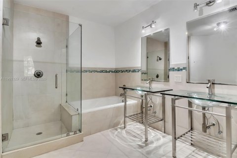 House in Doral, Florida 5 bedrooms, 221.01 sq.m. № 2080727 - photo 25
