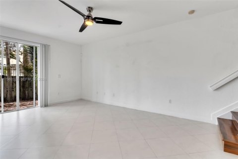 House in Doral, Florida 5 bedrooms, 221.01 sq.m. № 2080727 - photo 10