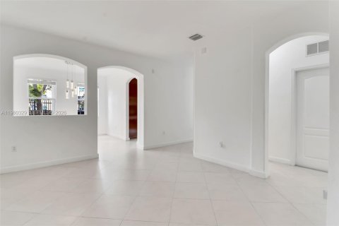 House in Doral, Florida 5 bedrooms, 221.01 sq.m. № 2080727 - photo 3