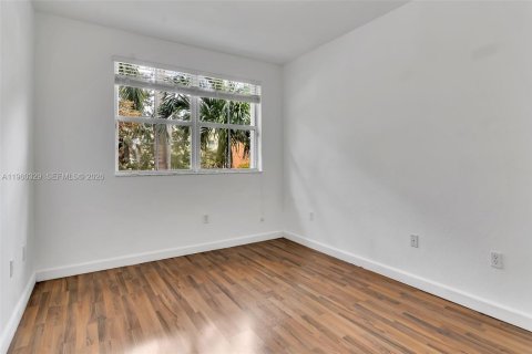 House in Doral, Florida 5 bedrooms, 221.01 sq.m. № 2080727 - photo 28