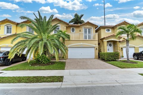 House in Doral, Florida 5 bedrooms, 221.01 sq.m. № 2080727 - photo 2