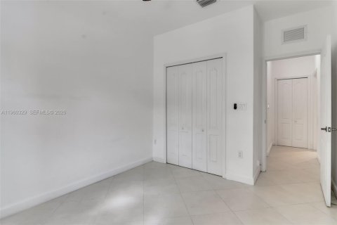 House in Doral, Florida 5 bedrooms, 221.01 sq.m. № 2080727 - photo 12