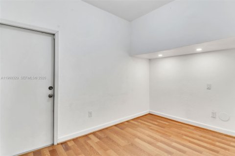 House in Doral, Florida 5 bedrooms, 221.01 sq.m. № 2080727 - photo 14