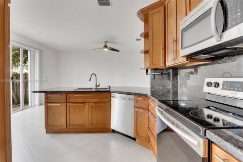 House in Doral, Florida 5 bedrooms, 221.01 sq.m. № 2080727 - photo 6