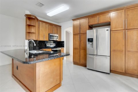 House in Doral, Florida 5 bedrooms, 221.01 sq.m. № 2080727 - photo 7