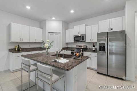 Townhouse in PALM RIVER TOWNHOMES in Tampa, Florida 4 bedrooms, 192.96 sq.m. № 2124939 - photo 12